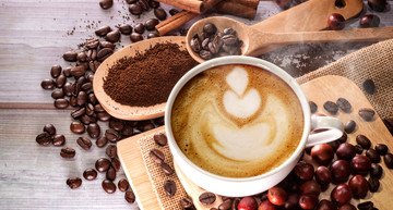 Kaffee und Kaffeebohnen | © Shutterstock