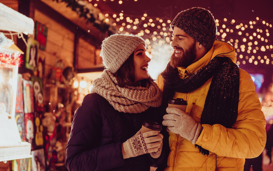 Paar auf Weihnachtsmarkt mit Glühwein | © Shutterstock
