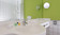 Helles Badezimmer mit grünen Wänden im Düsseldorf City Centre Königsallee Hotel