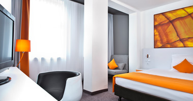 Standard Doppelzimmer mit oranger Einrichtung im Wyndham Garden Düsseldorf City Centre